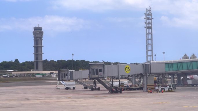 机场航站楼以塔台为后台——航空旅行的基础设施和运行