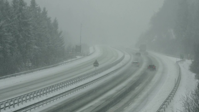 暴风雪过后的高速公路几乎空无一人