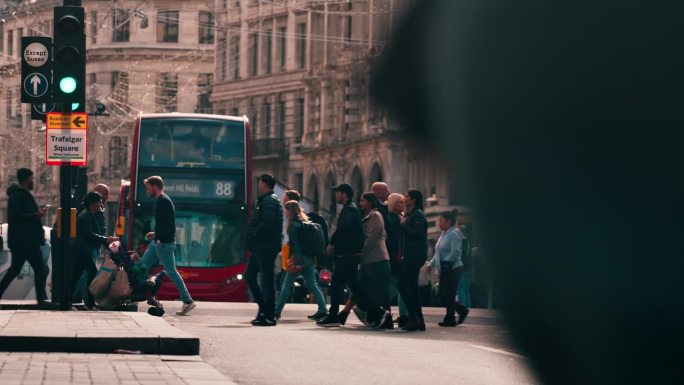 英国伦敦市中心牛津马戏街区域上下班高峰期拥挤的通勤人群的4K慢动作镜头，英国文化概念的商业和交通