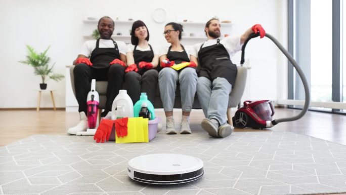 当管家团队休息时，机器人吸尘器会清洁地板。