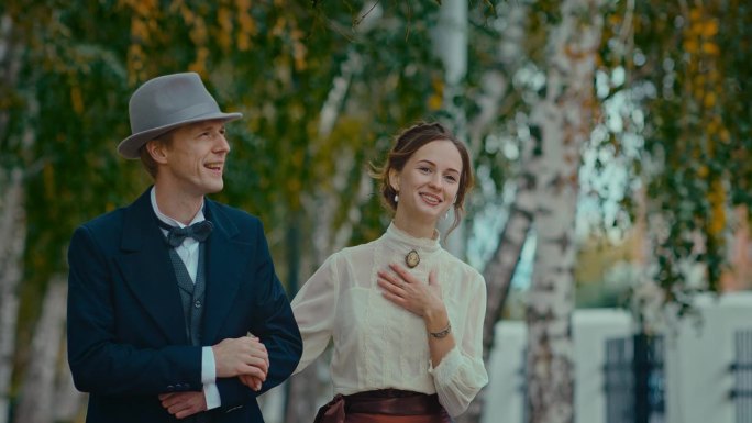 身着19世纪礼服的已婚夫妇秋日在公园散步的中型肖像，4K，普罗斯