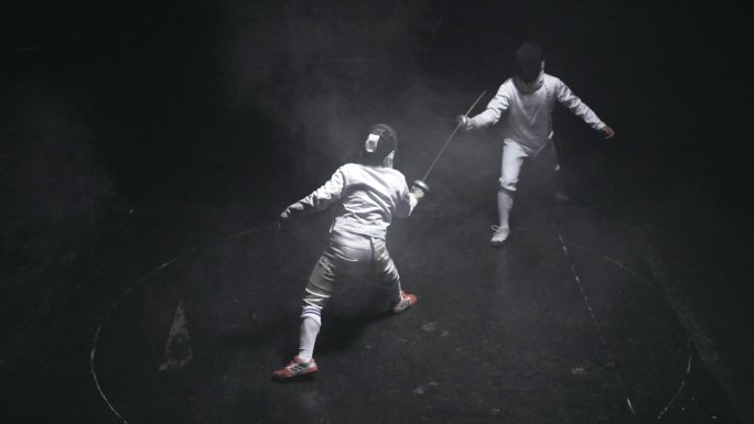 两名击剑运动员竞技比赛训练