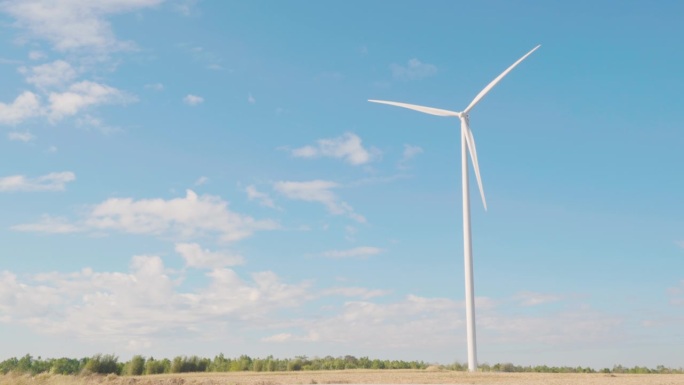 山间农场的风力涡轮机与大自然和谐地旋转着，景色如画。清洁能源技术，拥抱可持续发展的蓝天。