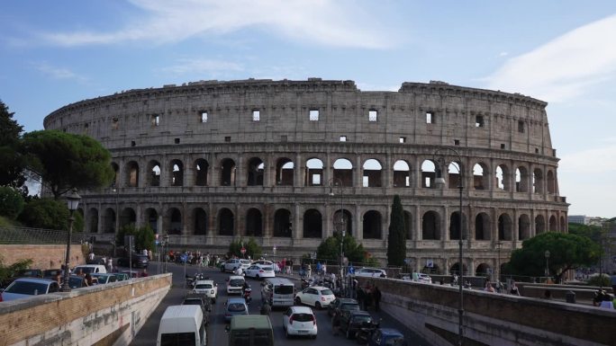 意大利罗马- 2023年9月3日。罗马帝国大道上的人和汽车交通，背景是罗马斗兽场