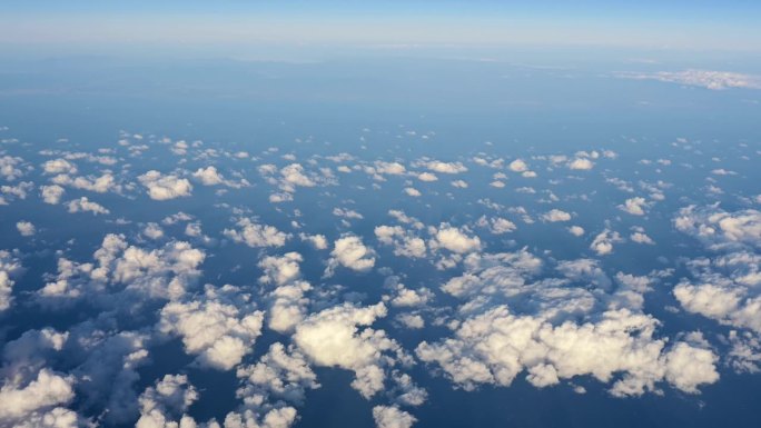 傍晚在日本多云的天空上飞行