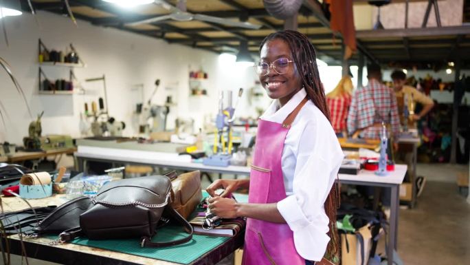 年轻女裁缝黑人，在皮具厂工作