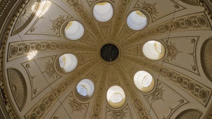 在奥地利维也纳霍夫堡宫圣迈克尔斯翼的装饰华丽的圆顶天花板或圆屋顶内