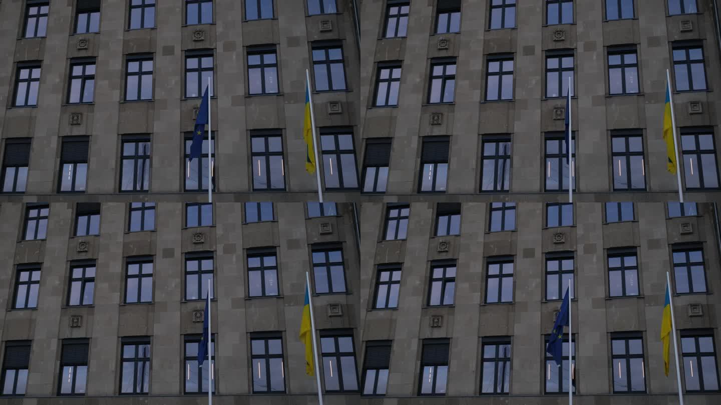 墙上有窗户和两面欧盟和乌克兰国旗