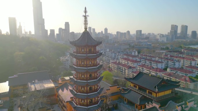 南京玄武区玄武湖景区古鸡鸣寺游客观赏樱花