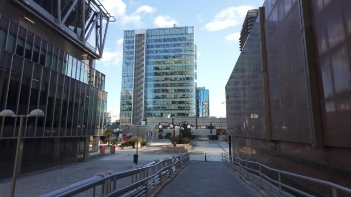 位于西班牙马德里金融区的跨国公司总部的现代摩天大楼。