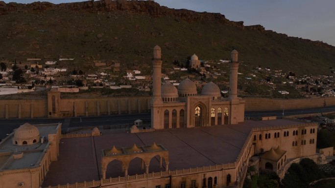 清真寺上空的黎明。穆斯林礼拜场所