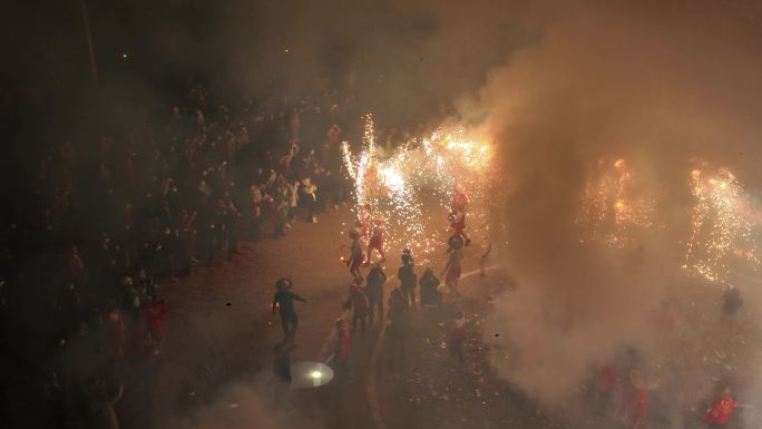 新年龙年广东潮汕民俗烟花火龙