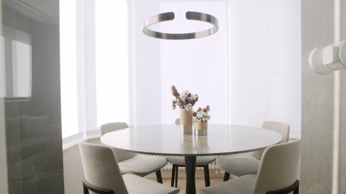 大理石餐桌和舒适的椅子后面玻璃门在时尚的公寓