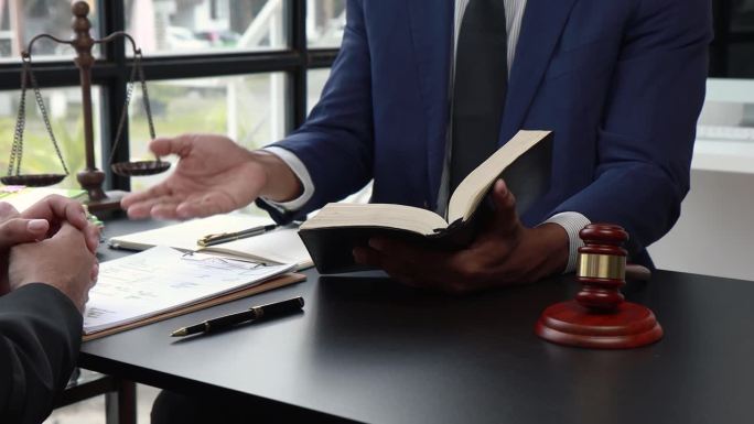 具有法律服务概念的律师在律师事务所从事计算机劳动法的法律咨询工作