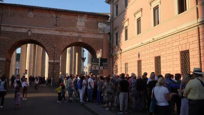 2023年9月5日，意大利罗马。梵蒂冈博物馆前排队。晚上，游客和朝圣者排队进入梵蒂冈参观圣彼得大教堂
