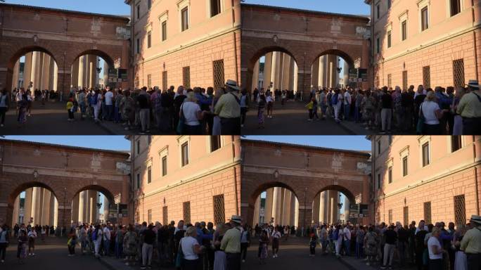 2023年9月5日，意大利罗马。梵蒂冈博物馆前排队。晚上，游客和朝圣者排队进入梵蒂冈参观圣彼得大教堂