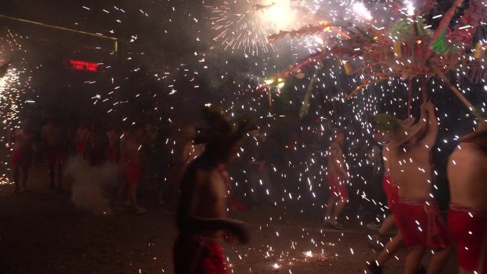 新年龙年广东潮汕民俗烟花火龙