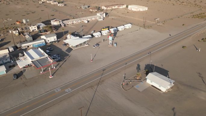无人机鸟瞰图:加州66号公路上的安博伊镇