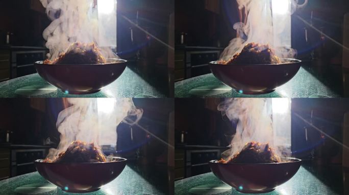 盘子用热蒸汽升起蔬菜粥胡萝卜炒洋葱特写很多蒸汽烟雾玻璃划痕桌子普通厨房背景下的窗户阳光家庭烹饪