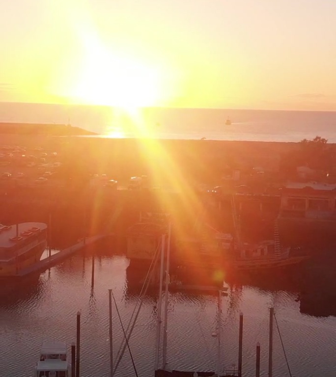 垂直视频无人机剪辑商业码头与虾船在波多黎各Peñasco，墨西哥索诺拉黄昏