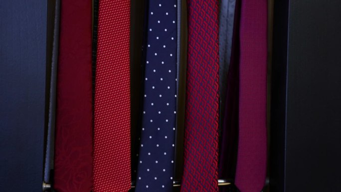 各种领带陈列在男士商务服装零售上