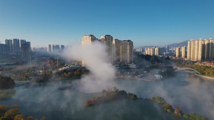 冬日的昆明瀑布公园云雾缭绕景色宜人