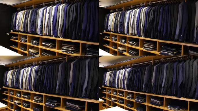 男装店里陈列的各种商务夹克和裤子