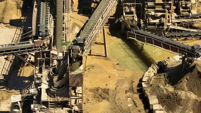 大型采石场选石输送带鸟瞰图