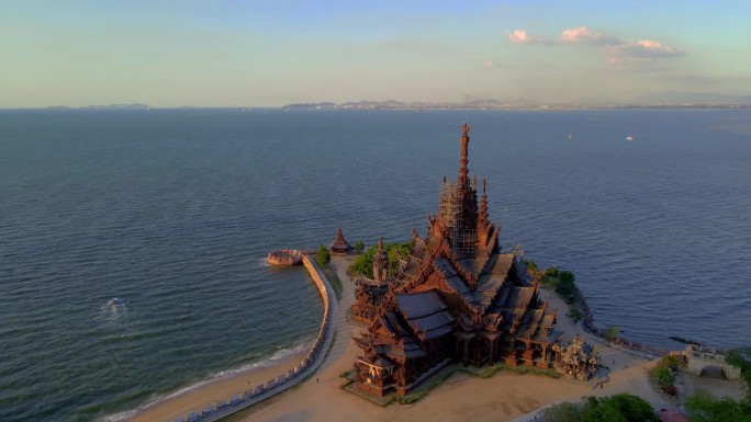 泰国芭堤雅的真理圣所木制寺庙的日落