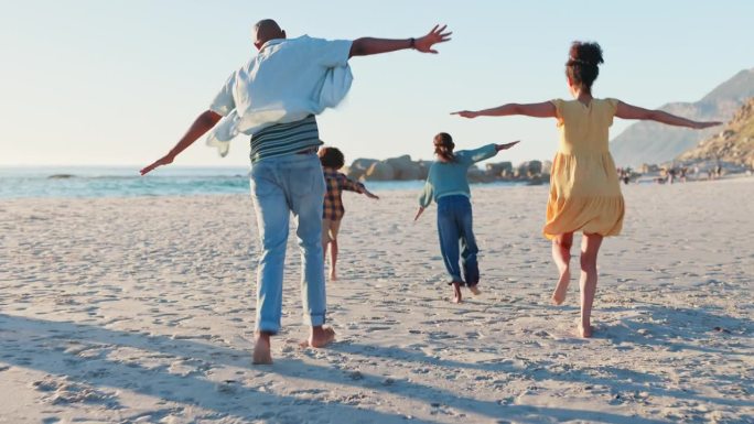 坐飞机，和家人在沙滩上奔跑，一起在大自然中享受能量、乐趣和自由。飞行，爱和兴奋的孩子与父母在海上旅行