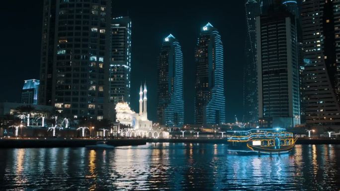 阿拉伯联合酋长国迪拜，迪拜码头塔楼和清真寺的夜间延时镜头
