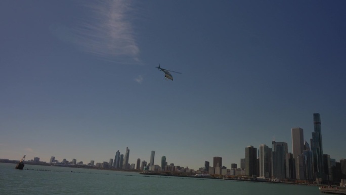 直升机在码头上方。从海军码头看芝加哥壮观的摩天大楼