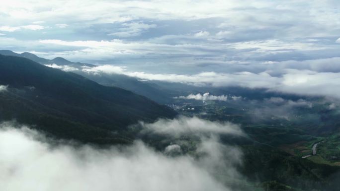 云南 江城 云雾缭绕的山峦 航拍