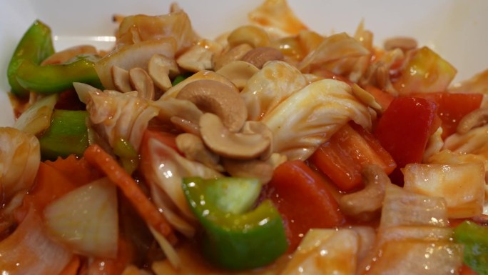 泰国菜，用酸甜汁煸炒蔬菜和腰果。