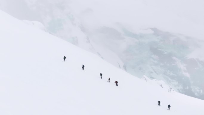 航拍风雪中的攀登者们 原创4K