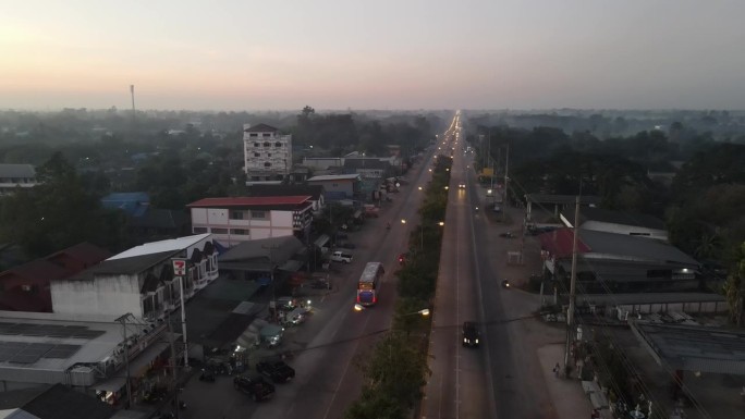 鸟瞰黎明时分的社区道路，美丽的金色天空。