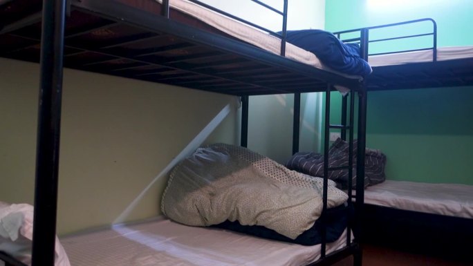 宿舍里的孤独:德拉敦城市旅舍宿舍里空荡荡的双层床