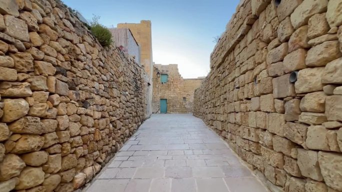 万向稳定的4K镜头:探索戈佐城堡的历史街道，巴洛克式建筑，大教堂遗址和地中海景观在马耳他永恒的中世纪