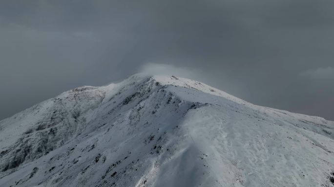 青海拉脊山山峰雪景航拍