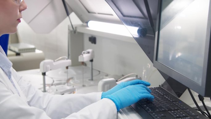 一个医学研究实验室，由生化科学家组成的多样化团队使用计算机和现代医学技术进行研究。医药高新技术设备开