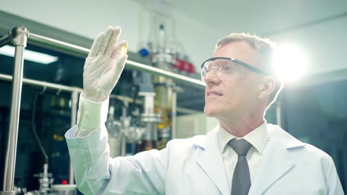 穿着实验室大褂的白人科学家在实验室工作。