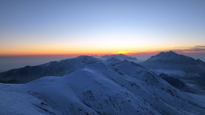 青海拉脊山雪山晨光日出航拍