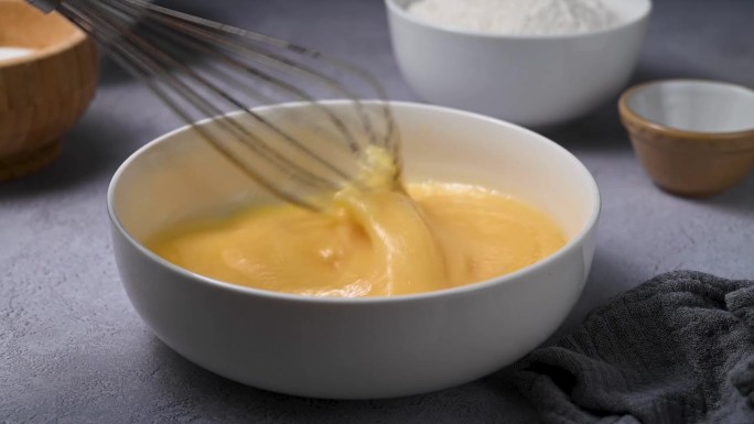 用打蛋器搅打鸡蛋、油和牛奶。煮煎蛋卷或烤糕点。蛋白质的食物。