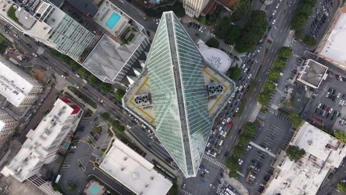 高角度无人机拍摄的摩天大楼和繁忙的巴克黑德街道，空调排气孔在建筑物屋顶，亚特兰大，乔治亚州，美国