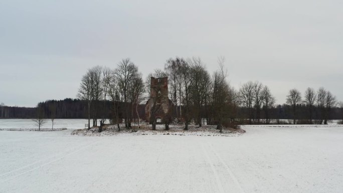 低空接近废弃的教堂钟楼废墟，冬季景观
