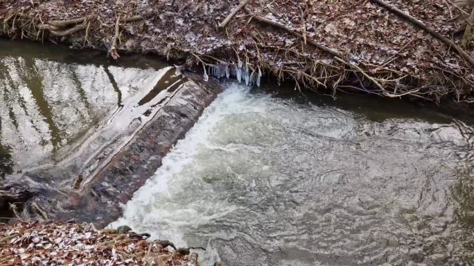 洪水导致河床狭窄，水流很快，弯道必须用石头铺设，这样水的侵蚀就不会破坏它们