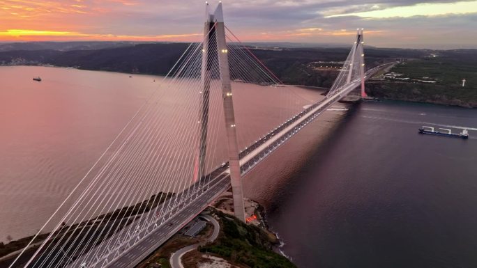 空中提升的优雅:日落时Yavuz Sultan Selim大桥上的空中交响乐#博斯普鲁斯远景#无人机