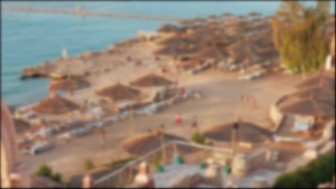 假期休息假期在海上，放松宁静平静的概念。模糊。游客在沙滩上打排球。在度假胜地埃及，拉斯乌姆锡德娱乐。