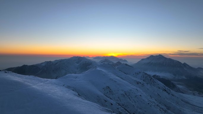 青海省拉脊山雪山日出