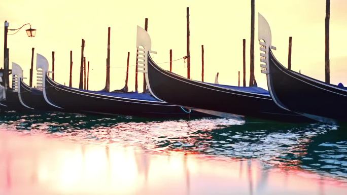 视频与波浪的声音从贡多拉和铃声与摇曳的贡多拉和提灯站在蔚蓝的水的泻湖在一个软粉黄色的日出在威尼斯的铃